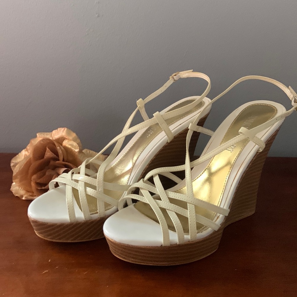 COLIN STUART GENUINE leather beige 4 1/2 in wooden platform wedge sandals. Sz 7